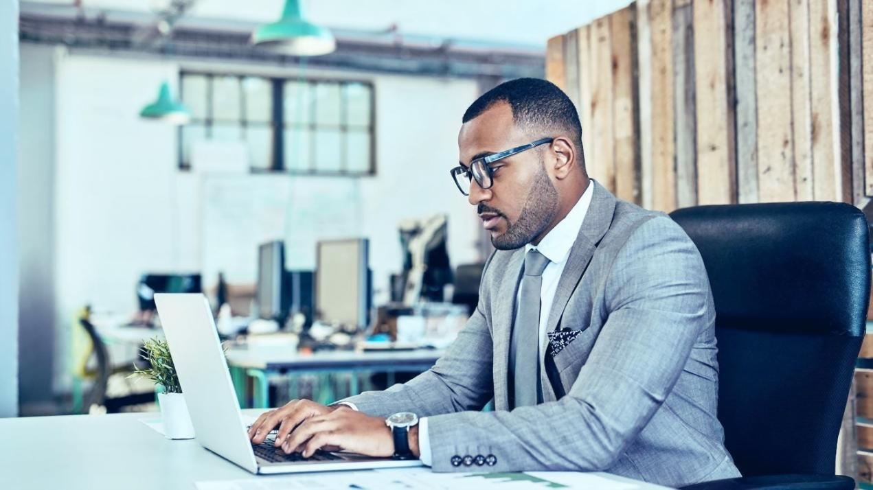 Teilnehmerin während eines interaktiven Online-Webinars mit professionellem Setup