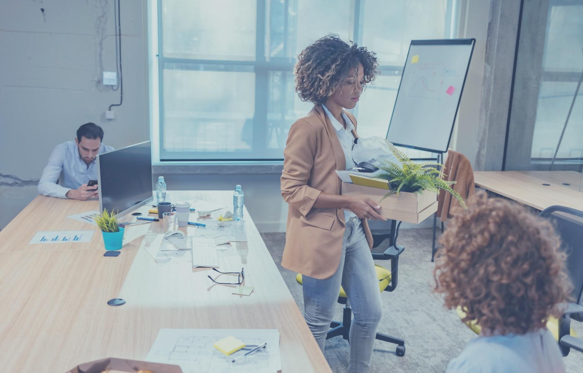 Moderne Arbeitsumgebung mit technischer Ausstattung für professionelle Online-Webinare